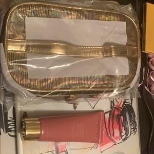 Wander Left off Mask with makeup bag